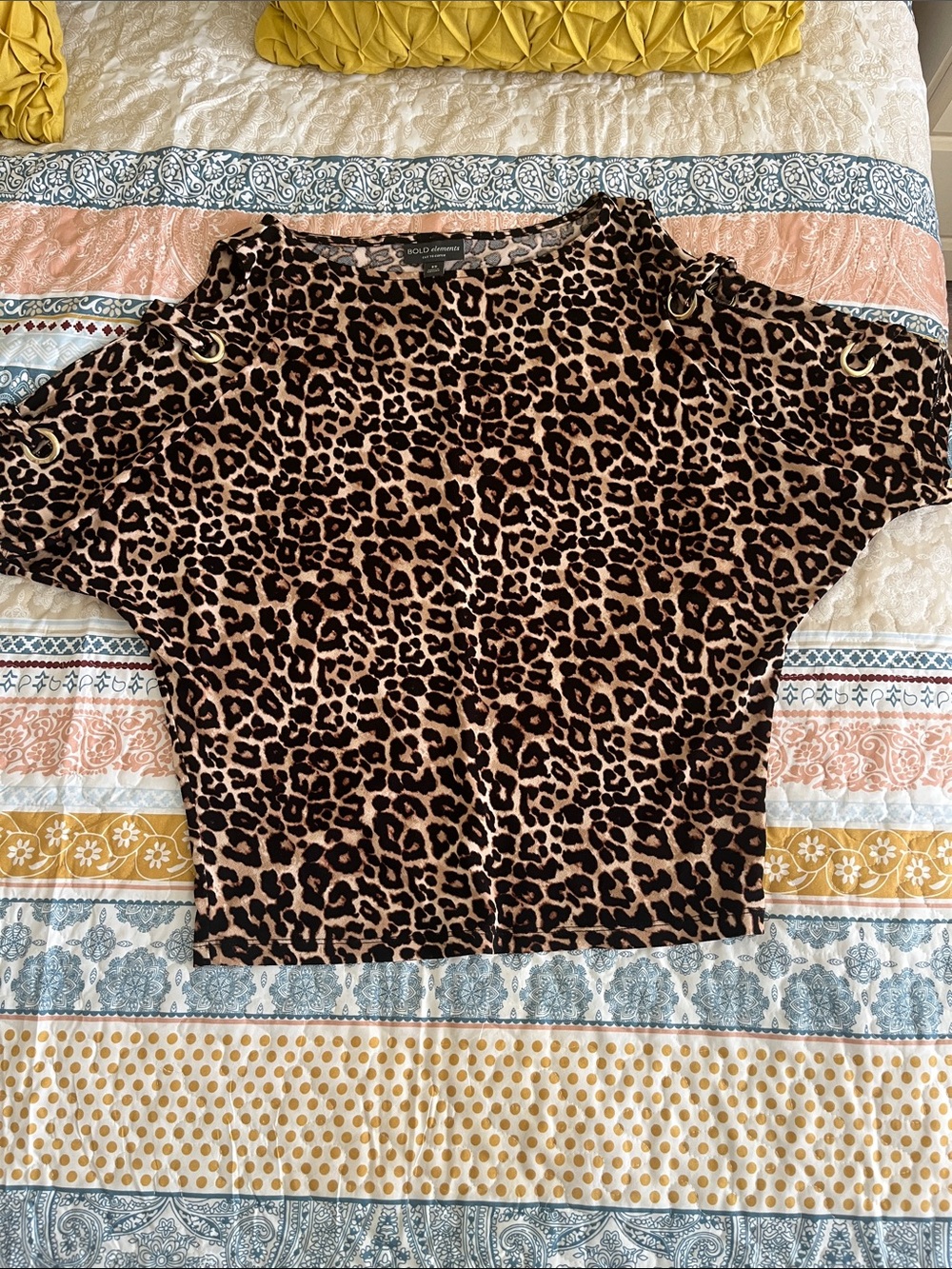 BOLD elements Leopard Cold-Shoulder Tee in Brown and Black
